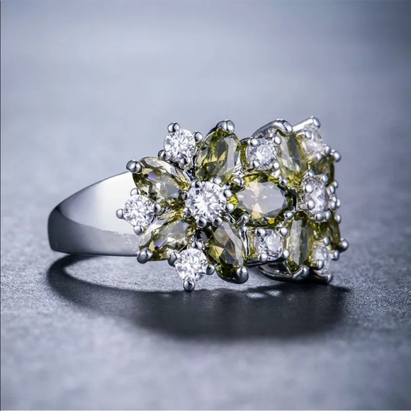 New 925 Silver Beautiful Flower Emerald 💍 Ring - Picture 3 of 4